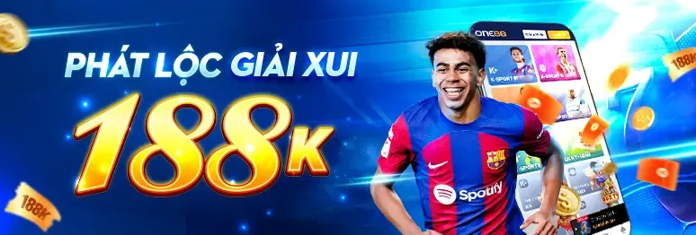Bàn Poker với chip và bài